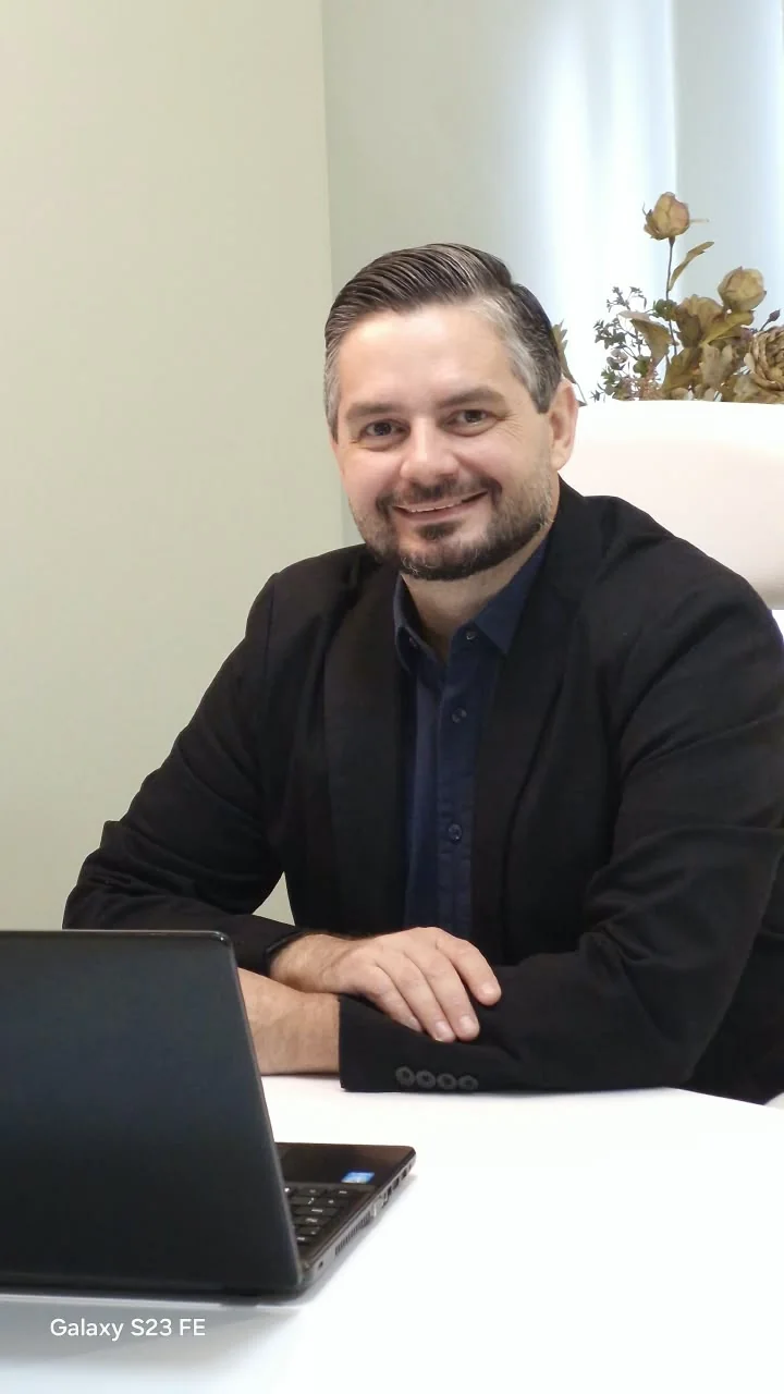 Dr. Agostinho Bespalez em seu consultório